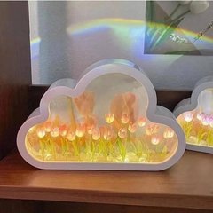 Світильник дзеркальний із тюльпанами у формі хмари