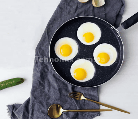 Порційна сковорода з поділом та поглибленнями для яєчні та млинців