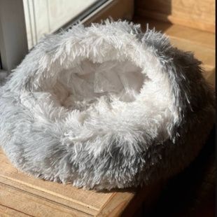 Лежанка з капюшоном для котів та собак дрібних порід ⌀44см Pet sleeping bag AND 5662 Сіра з білим