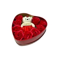 Подарочный набор Мишка с розочками в коробке в форме сердца Красный