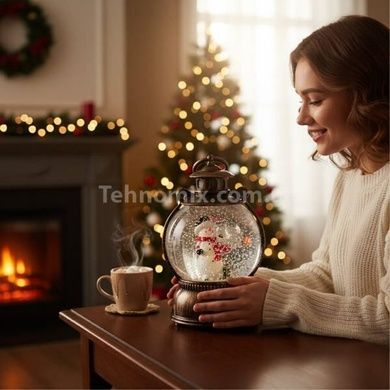 Новогодний фонарь Снеговик с подарком с эффектом снегопада и подсветкой 17&times;7&times;25см USB Темно-коричневый