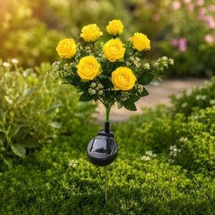 Світильник садовий декоративний у вигляді букета троянд на сонячній батареї.