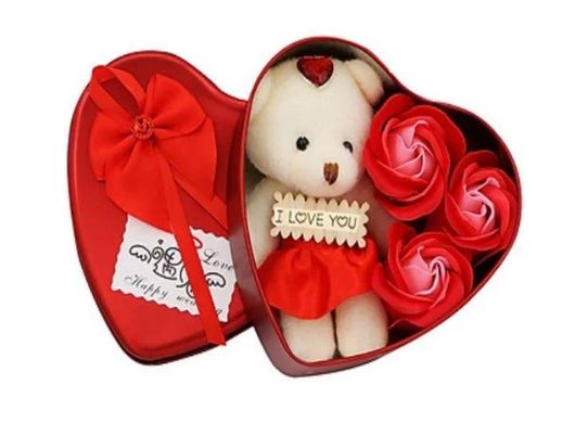 Коробка у формі серця Червона з мильним квіткою з 3 трояндами і 1 мишком
