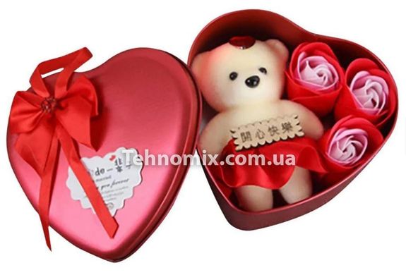 Коробка у формі серця Червона з мильним квіткою з 3 трояндами і 1 мишком