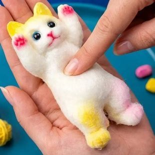 Сквіш-антистрес Котик лежить на спині Білий з жовтим