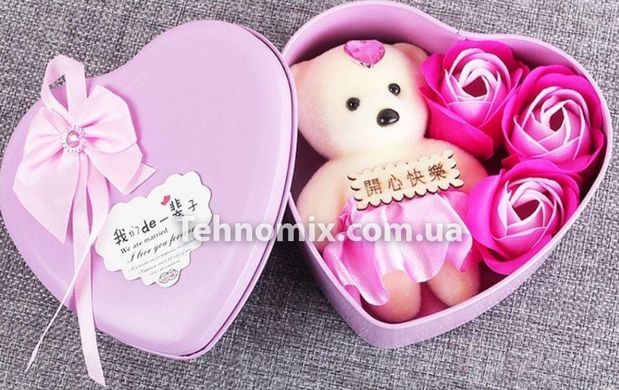 Коробка в форме сердца Розовая с мыльным цветком с 3 розами и 1 мишкой