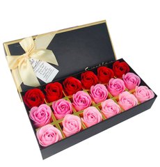 Подарочный набор с розами из мыла Sweet Love 18 шт (Красные и розовые)