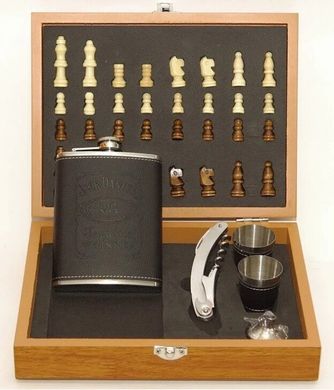Мужской подарочный набор с флягой и шахматами