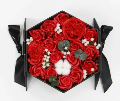 Подарунковий набір мила з троянд у чорній коробці