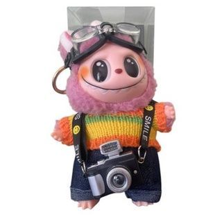 Игрушка-брелок Лабубу с фотоаппаратом и очками в рандомных одежках labubu 509 Розовая