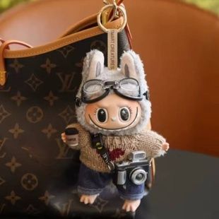 Игрушка-брелок Лабубу с фотоаппаратом и очками в рандомных одежках labubu 509 Серая